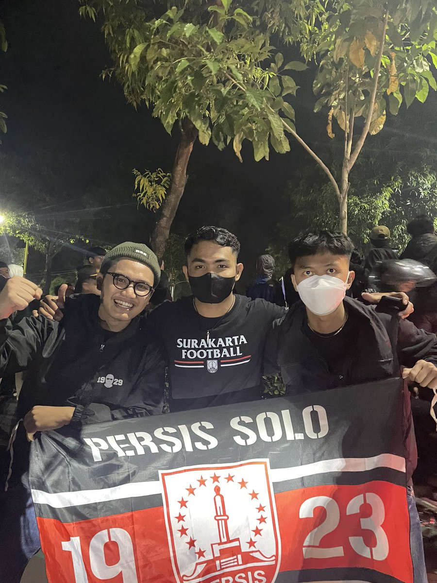 justnob0dy__'s tweet photo. pertemuan ini adalah kabar! klaten menjafi saksi. Sejatinya sepakbola adalah pemersatu. Untuk saudaraku aremania kami turut berduka cita semoga diberi ketabahan untuk keluarga yang ditinggalkan🥀

#PrayForKanjuruhan 
#SepakatDamai https://t.co/O7AmJ5NmAp