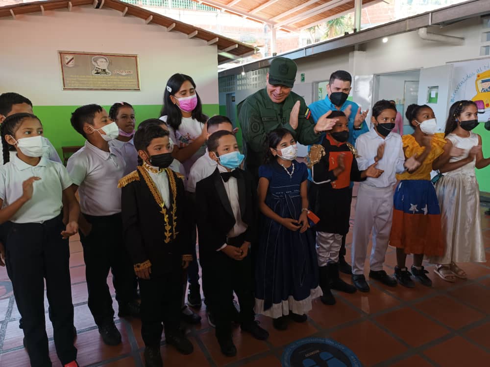 Desde mi entrañable UEBN Vinicio Adames de La Vega, recibiendo la energía de los niños y niñas que inician un nuevo período escolar presencial #RegresoAClases #JuntosRegresemosALaEscuela
