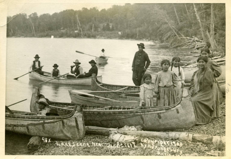 RecollectionWi's tweet photo. Happy #ArchivesMonth! We're celebrating #wihistory with an image each weekday from our content partners.

From Langlade County Historical Society, a group of Ojibwe children, women, and men pose with birchbark canoes and rowboats.

https://t.co/3cgDQjacYv

#sschat #PrimarySources https://t.co/DxSxJSK7V9
