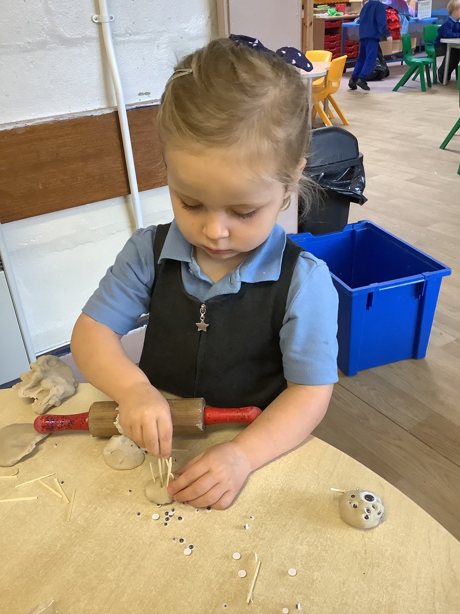 StGregorysEYFS's tweet photo. Making our Autumn hedgehogs with play dough.🦔
#Autumncrafts #Playdoughfun #autumn2022 https://t.co/3JszmjcdsM