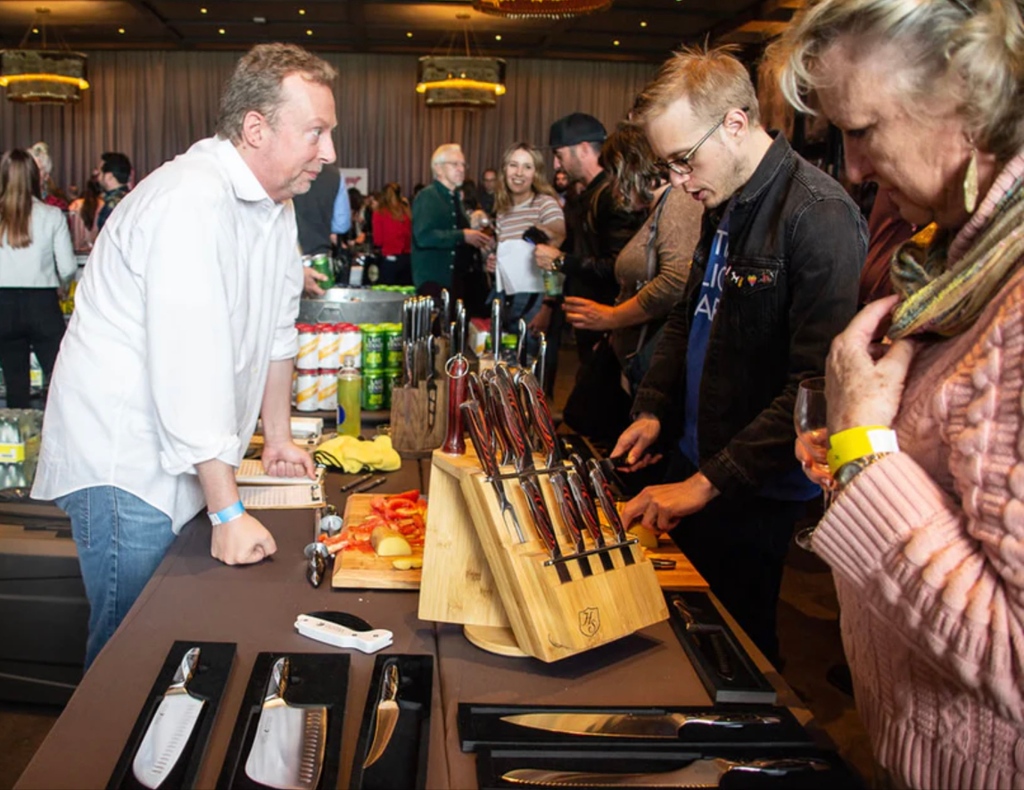 whiskeywinewild's tweet photo. 🔪🥘👏 Founders Devlin and Emily Forsythe know that quality knives make any mission in the kitchen easier. You’ll find @TahoeKitchenCo  handcrafted knives during #W3Vilano this November. Don’t miss a single slice! 👉 https://t.co/YStOOUnbbJ https://t.co/tTrURNc9UB
