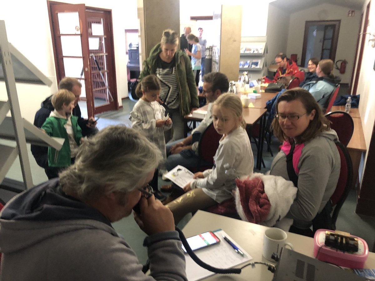 Was ein toller Tag. #TürenAuf ein voller Erfolg für Groß und Klein. Ob Lötübungen oder Jagd nach dem Fuchs (Peilsender). <a href="/DieMaus/">Maustria</a>