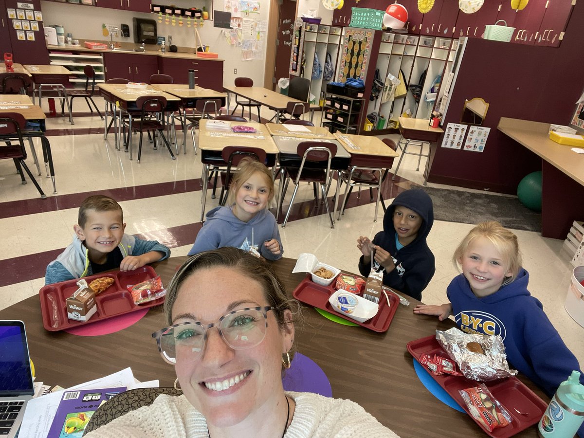 First lunch bunch of the year! 🥪 #gvfeeling <a href="/ConcordGV/">Concord Elementary</a>