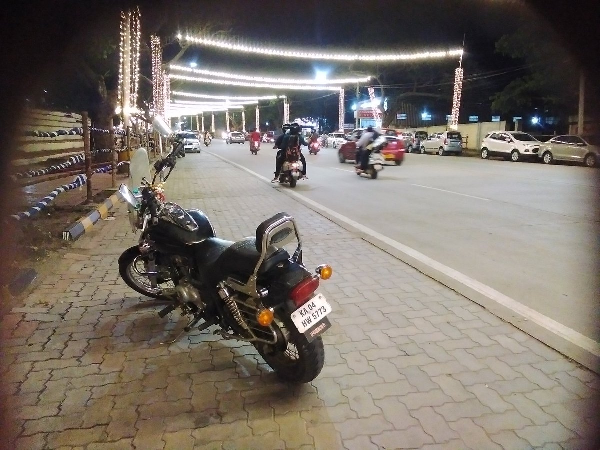hemachandra2015's tweet photo. ಬಸ್ಸು, ಕಾರು, ರೈಲು ವಿಮಾನ, ಹೋಟೆಲ್ ಬುಕ್ಕಿಂಗ್ ಎಲ್ಲದರ ಮಾಹಿತಿ ಪ್ರಕಾರ ಅಂದಾಜು 12 ಲಕ್ಷ ಮಂದಿ ಇವತ್ತೊಂದೇ ದಿನ ಬೇರೆ ಬೇರೆ ಊರು, ರಾಜ್ಯ, ದೇಶಗಳಿಂದ ಮೈಸೂರಿಗೆ ಬಂದಿಳಿದಿದ್ದಾರೆ. ಎಲ್ಲರನ್ನು ಒಳಗೊಂಡಂತೆ ಸುಮಾರು 5 ಲಕ್ಷ ವಾಹನಗಳು ರಸ್ತೆಗಿಳಿದಿವೆ. ಆದ್ರೂ ಮುಖ್ಯ ರಸ್ತೆಯಲ್ಲಿಯೇ ಟ್ರಾಫಿಕ್ ಎಷ್ಟು ಫ್ರೀಯಾಗಿದೆ ನೋಡಿ..! https://t.co/7TRgQwybIz