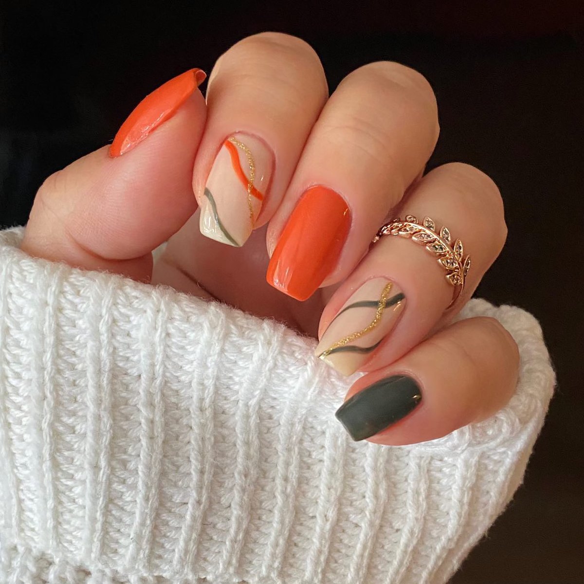 ellamila's tweet image. The weather is cooling down, the decor is changing and our summer clothes are slowly getting tucked away … it’s fall y’all 🍁

Colors used: {Bon Voyage} {Sunset Escape} {Bare} {Golden Fairy}

Mani done by @nailsjustnailss

#ellamila #fallmani #fallnails