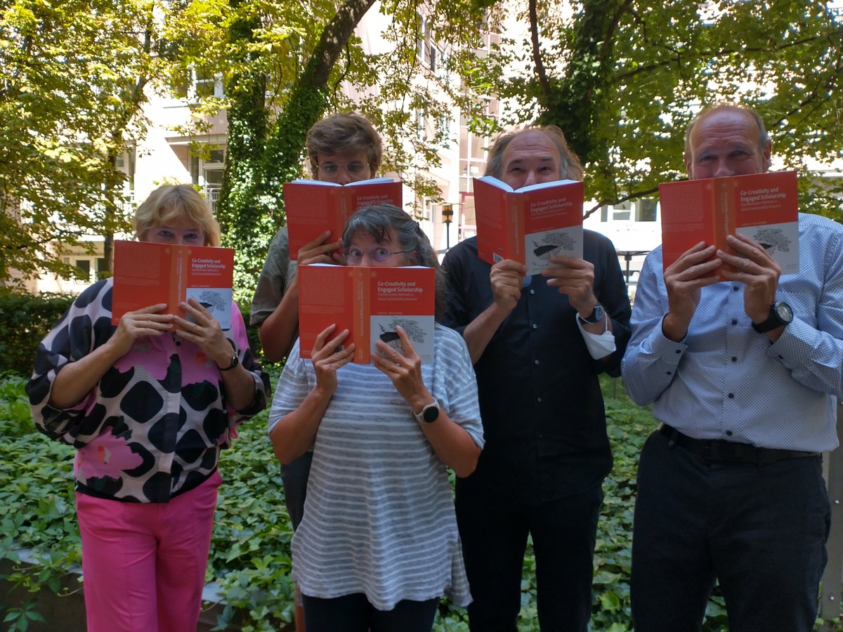 Reading outside!
These 5 are enjoying Chapter 2 of the #RECOMSbook PAINTING OUTSIDE THE LINES: TRANSGRESSING THE MANAGERIAL UNIVERSITY, AVOIDING FORCED CREATIVITY authored by @s_leity @ViolaHak and <a href="/Rubenvezzoni/">Rubén Vezzoni</a> 
To read it, and the rest 👉link.springer.com/content/pdf/10…
