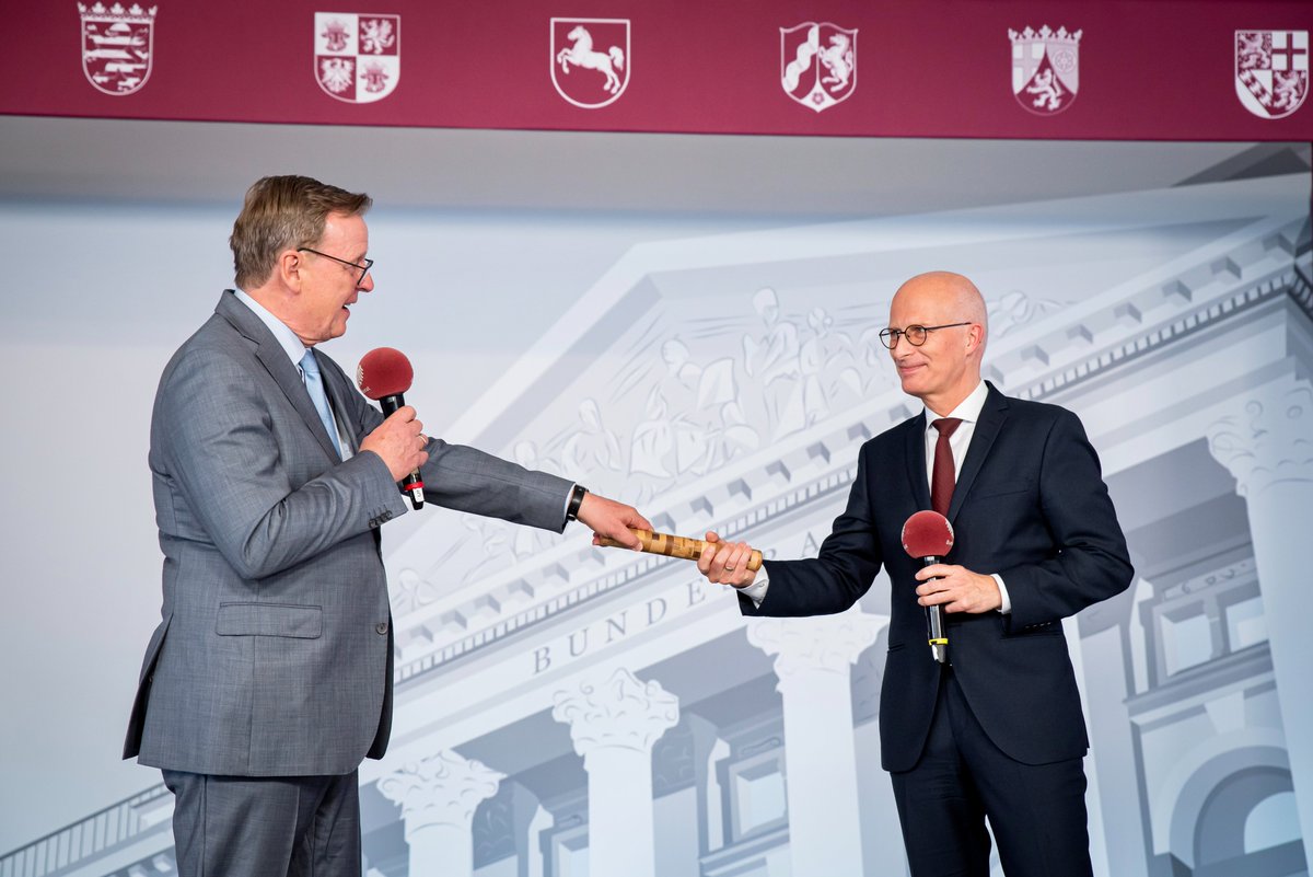 Symbolische Übergabe beim #TdE2022 in Erfurt: <a href="/bodoramelow/">Bodo Ramelow</a> reicht den Staffelstab der Bundesratspräsidentschaft an Bürgermeister <a href="/TschenPe/">Peter Tschentscher</a> weiter. Ab dem 1. November übernimmt Hamburg den Vorsitz der Länderkammer. Alle Infos: t.hh.de/16549908 #Zusammenwachsen22 #TDEHH23