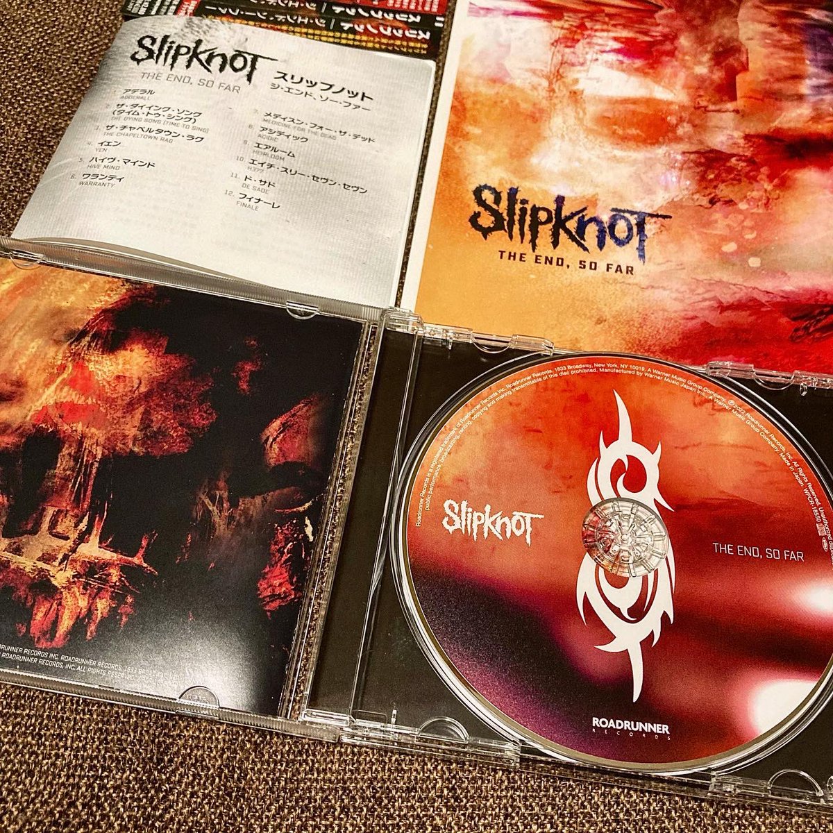 BL5D_GT_spec_B's tweet photo. Slipknotの新譜を手に入れた!
暗く激しく、かつ、未来への微かな希望を感じさせる音に魅了される(^^)
相次ぐメンバーの死、バンド内の人間関係悪化。
艱難辛苦を乗り越えて27年、現在エクストリームメタル最重要バンドが放つ強力作💿
#slipknot #theendsofar #bl5np https://t.co/V6nIpcIAZM
