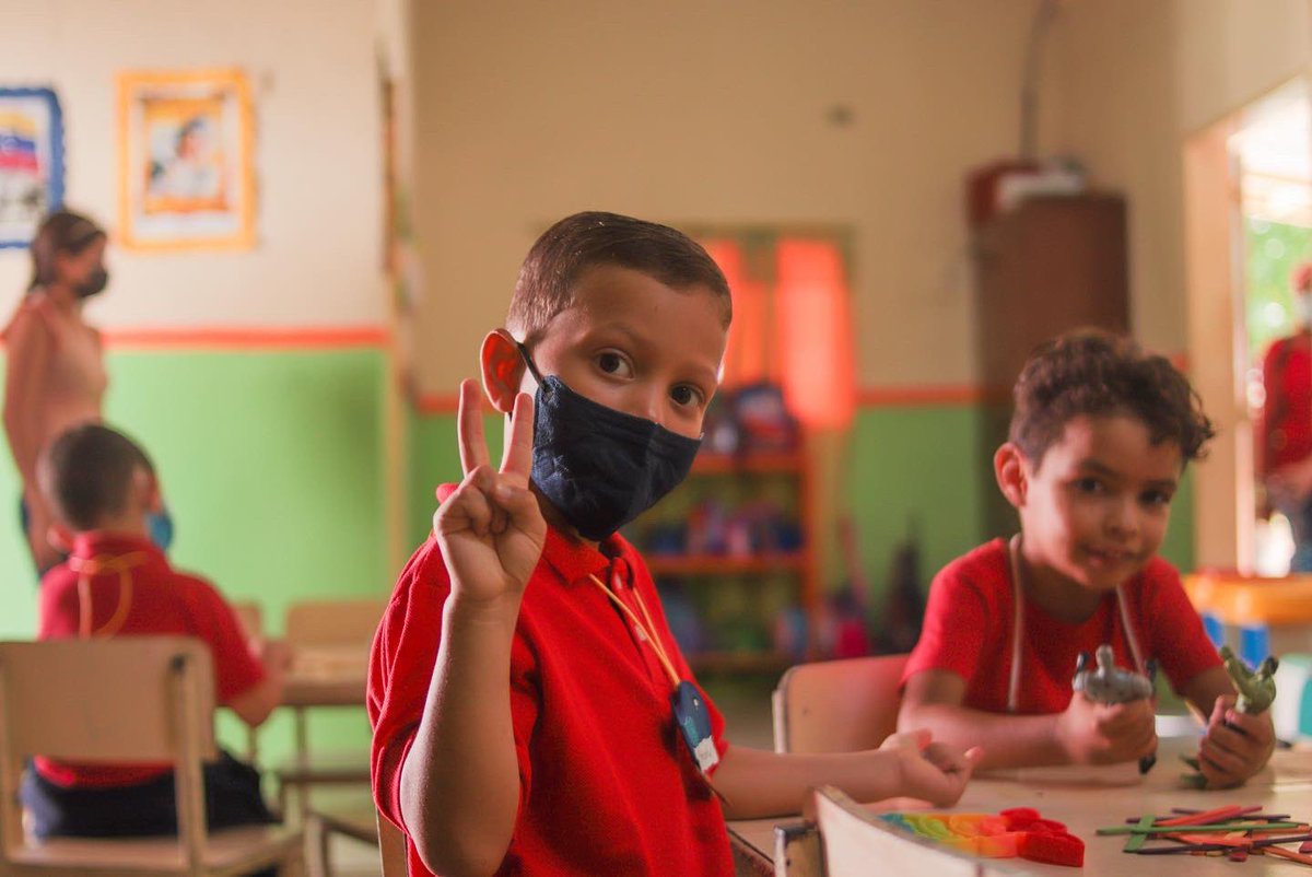 Primer día del #RegresoAClases🤍

Luego de dos años de pandemia, nuestr<a href="/s/">『S』</a> niñ@s vuelven a sus aulas, ahora rehabilitadas gracias a las políticas nacionales del Pdte. @nicolasmaduro: #Bricomiles y el 1x10 del Buen Gobierno.