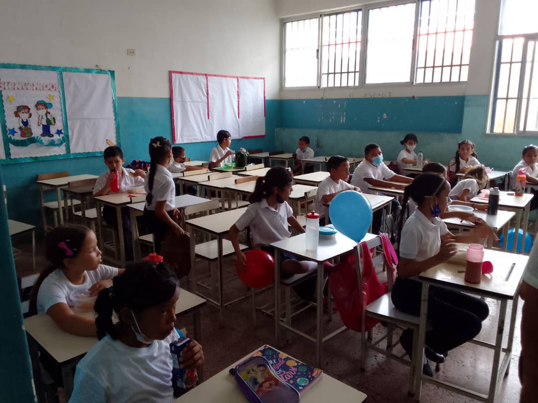 KalazanNews's tweet photo. #NuevaEsparta || Así inician el año escolar 2022-2023 Nuestros Niños y Niñas de la Comunidad Porlamar.

Reporta: Comunicador CLAP Gregory Núñez, desde el Municipio GJ Santiago Mariño.

#CClapActivo 
#JuntosRegresemosALaEscuela https://t.co/ngF8EohAAv