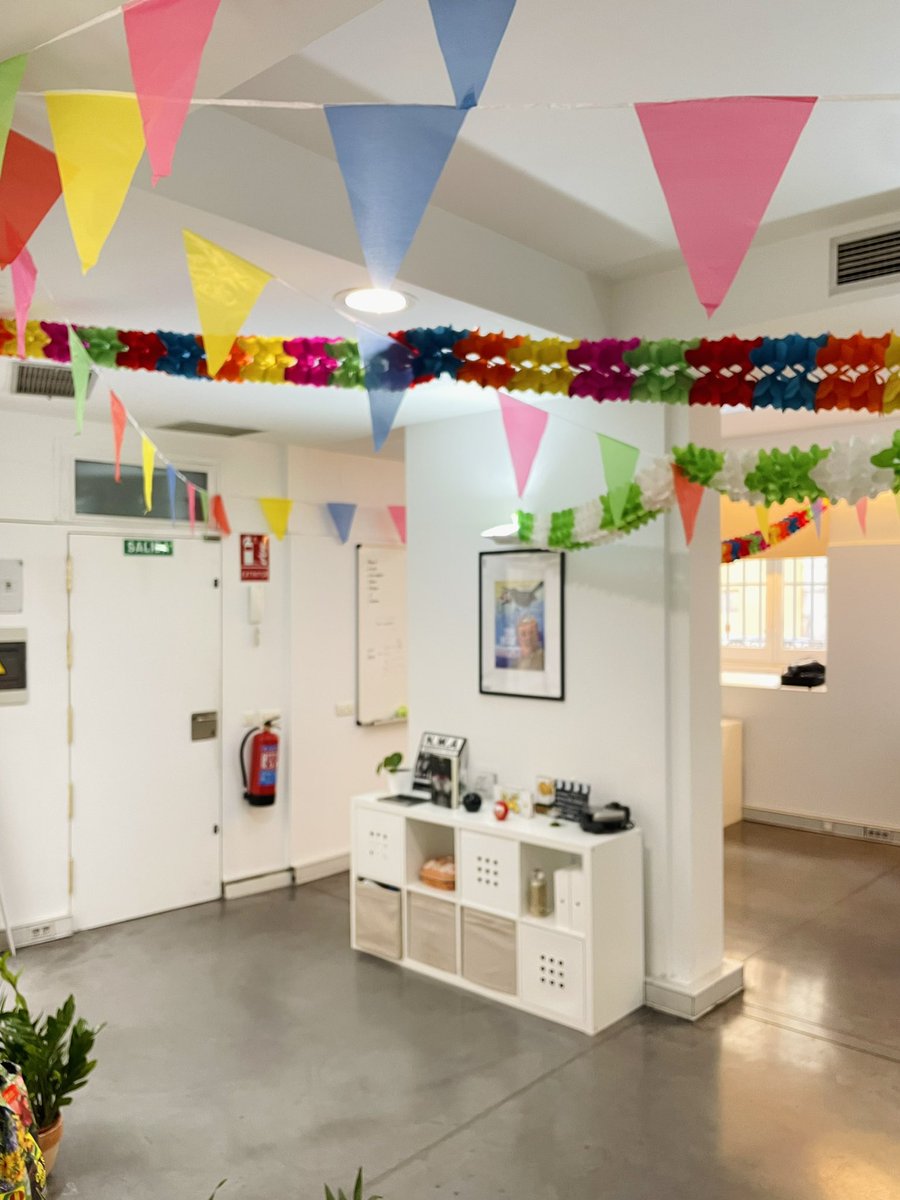 El pasado jueves inauguramos el nuevo local con una macrofiesta. Nos lo pasamos tan bien entre multitudes que olvidamos hacer fotos. 

¿Alguien tiene alguna foto del evento?