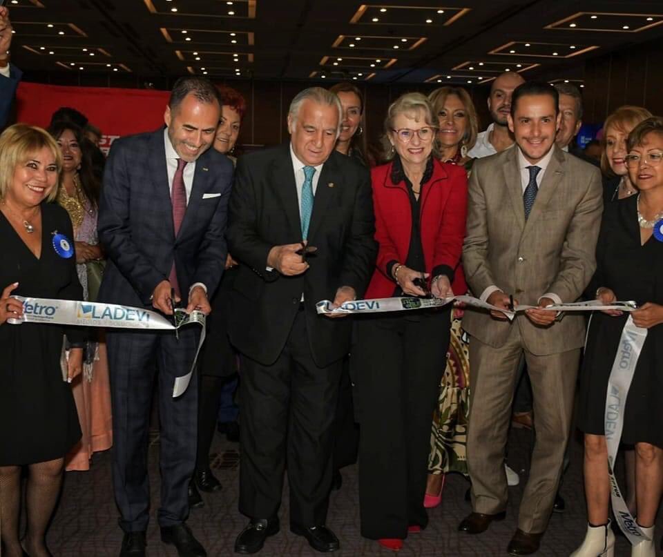 notatur's tweet photo. #NotaDelDia
La  1ª edición de EPTUR contó con más de 80 expositores donde operadoras mayoristas, hoteles, aerolíneas, destinos turísticos y navieras compartieron sus productos a más de 600 agentes de viajes de la CDMX.

En horabuena por EPTUR! 🎊🍾🎉

@AsociacionMetro
#Notatur https://t.co/ErEcaQ5f8i
