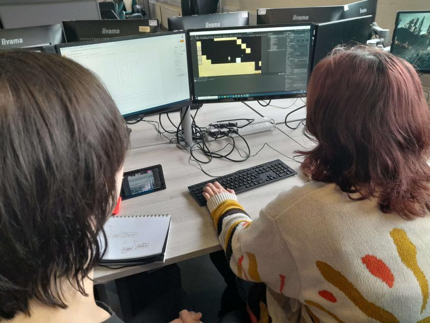 ghostleakgames's tweet image. Our level designer Olly and writer @kimpeters_dev are currently testing the movement prototype for our upcoming game. #gamedev #indie #IndieGameDev #leveldesign #FalmouthGames #GamesAcademy