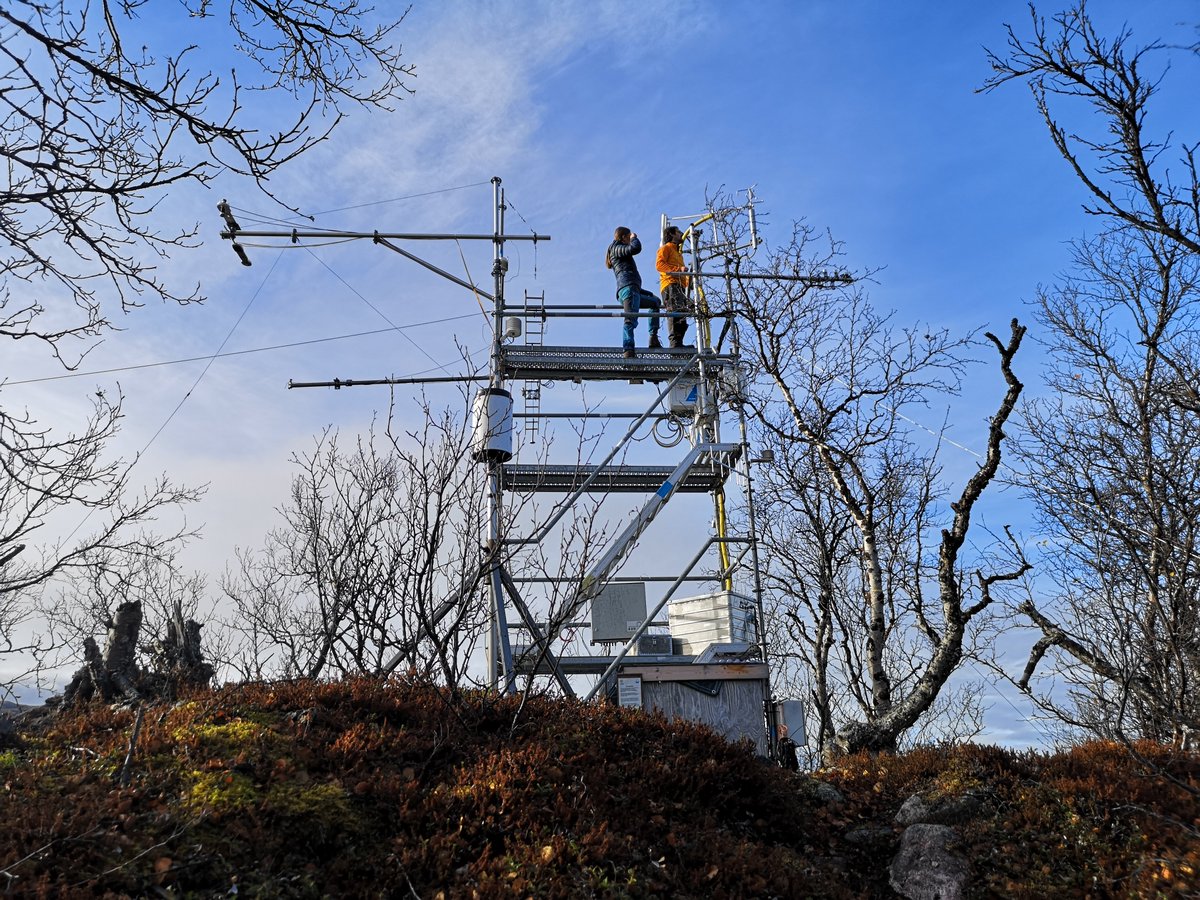 JRieksta's tweet photo. 10/n Final field campaign of 2022 "Winter is coming" - shutting down instrumentation and putting our @ionicon #PTRTOFMS in hibernation, is in agenda for our visit to #Abisko this week.
@atzukac https://t.co/bOGUjQIFTp