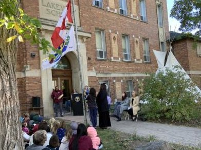 The Treaty 4 flag is now flying at <a href="/LakeviewSchool5/">Lakeview School</a>. Thanks to Elder Frank &amp; Knowledge Keeper Joely Bigeagle-kequahtooway &amp; to <a href="/jeffcappo/">jeff cappo</a>. Participating in the pipe ceremony was a first for most staff members and was a very special part of their day. reginapublicschools.ca/lakeview_treat…