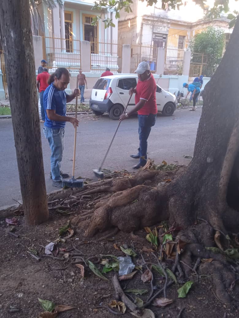 CopextelPlaza's tweet photo. Trabajadores de Copextel Filial Plaza apoyando en la comunidad porque todos somos CUBA. #FuerzaCuba https://t.co/CN2rPV6eLb