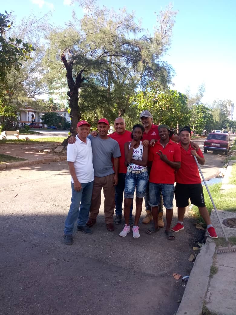 CopextelPlaza's tweet photo. Trabajadores de Copextel Filial Plaza apoyando en la comunidad porque todos somos CUBA. #FuerzaCuba https://t.co/CN2rPV6eLb