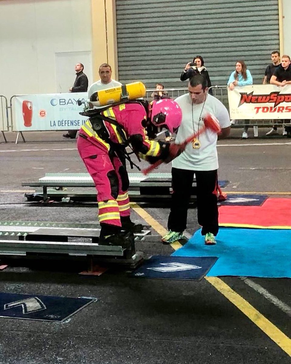 PompiersRoses's tweet photo. Ce wd le 1er octobre, lancement d’ #octobrerose, Leonie et Jérémy, #pompiersroses ont participé au challenge #firefightercombatchallenge de Tours. En individuel femme 18-30 ans, Leonie du @sdis60 décroche la 1ere place 🥇 
#pinkoctober  #breastcancerawareness  #cancerdusein https://t.co/h4a4bgzGca
