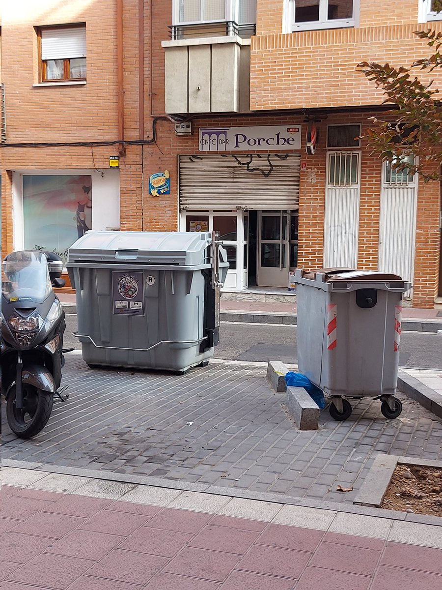 Marta76Marta's tweet photo. Nuevos contenedores=menos plazas de aparcamiento ¿ @AyuntamientoVLL @oscar_puente_ se ha pensado,al menos,en suprimir los muretes de cemento que ya no tienen sentido para poder juntar los contenedores y que no se den situaciones como la de la foto? #mesuboelcocheacasa #sinsentido https://t.co/SpTbeFKLD8