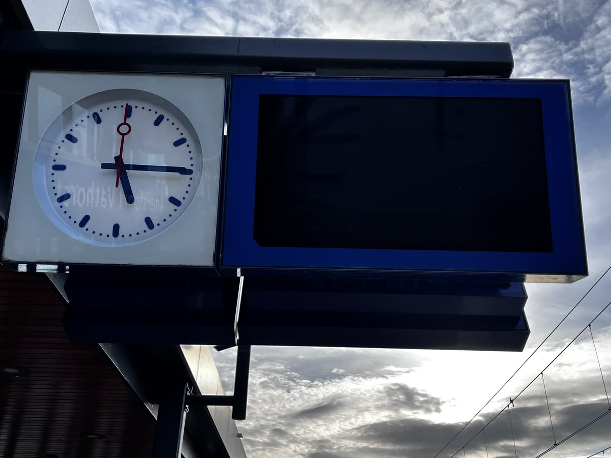 Jildauc's tweet photo. Op perron 3 van station Amersfoort Vathorst doet het digitale bord het niet aan 1 zijde. Kan dit gemaakt worden @NS_Stations? https://t.co/VS7FngfXGZ