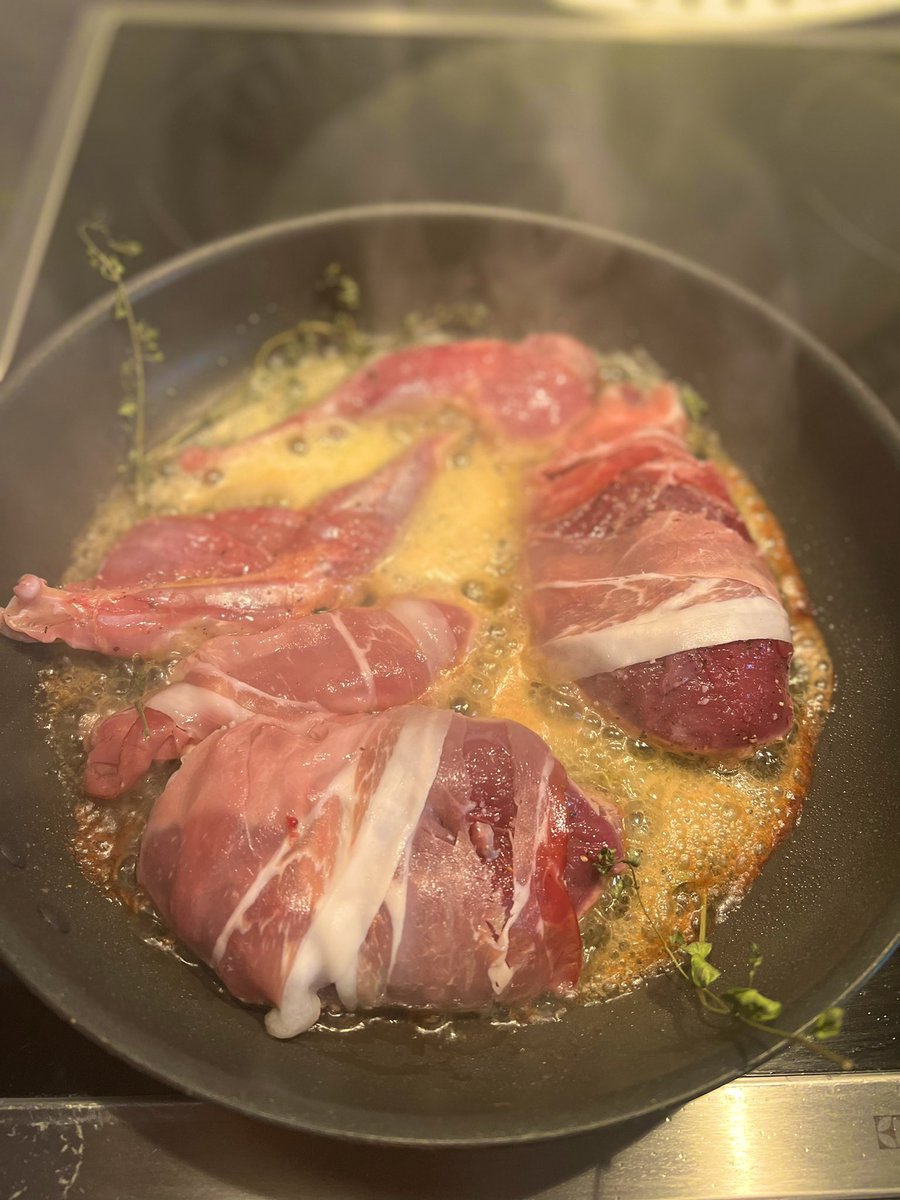 HurskainenUlla's tweet photo. Ihan ok arkiruokaa: teinin pöytään kantama #koppelo kinkkuun kääräistynä https://t.co/BbQAoB1iFx