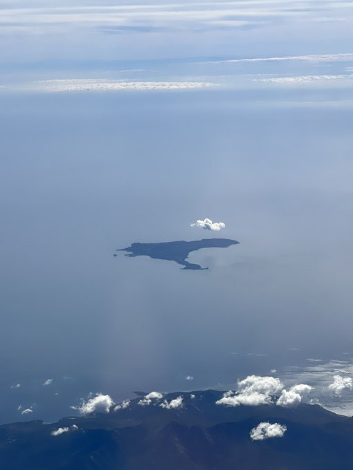 Look at this smoll island with its smoll cloud   Took this photo during my flight this morning https://t<a href="/tag/ps5share"class="tags"><span>#ps5share</span></a><a href="/tag/eldenring"class="tags"><span>#eldenring</span></a>
