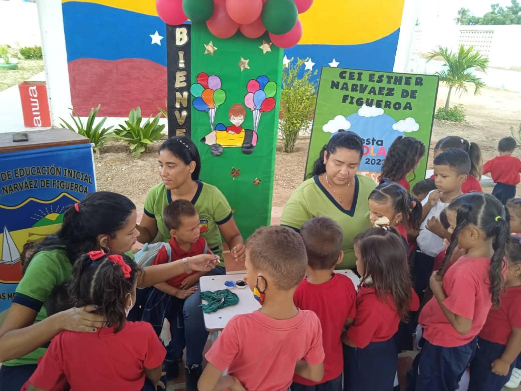KalazanNews's tweet photo. #NuevaEsparta || Se siente la alegría y el entusiasmo de Nuestro niños y niñas de la  Comunidad Punta de Piedras, por el Regreso a Clases Victorioso. 

Reporta: Comunicador Clap Carielbi Marval 

@NicolasMaduro
@LealTelleria

#CClapActivo
#RegresoAClases https://t.co/MgV7xu2jBs