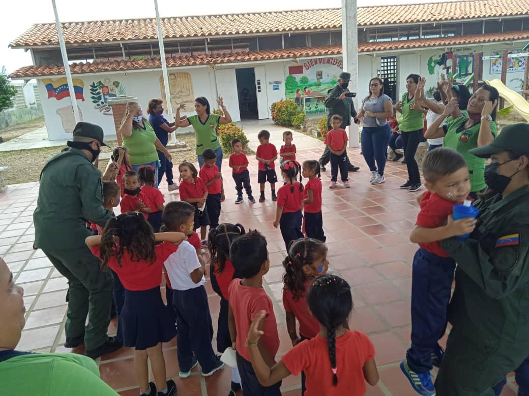 #NuevaEsparta || Se siente la alegría y el entusiasmo de Nuestro niños y niñas de la  Comunidad Punta de Piedras, por el Regreso a Clases Victorioso. 

Reporta: Comunicador Clap Carielbi Marval 

<a href="/NicolasMaduro/">Nicolás Maduro</a>
<a href="/LealTelleria/">M/G Carlos Leal Tellería</a>

#CClapActivo
#RegresoAClases