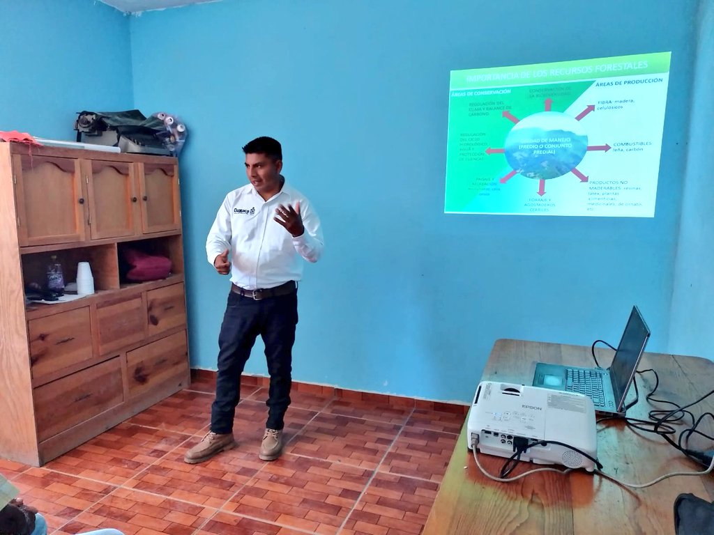 COESFO_GobOax's tweet photo. Personal de la @COESFO_GobOax imparte capacitación de Prevención y Combate de Incendios Forestales a integrantes del comisariado de Bienes comunales de la Agencia Municipal Santa Catarina Adequez,  Nochixtlán, Oaxaca. @alejandromurat https://t.co/XawADcRMuw