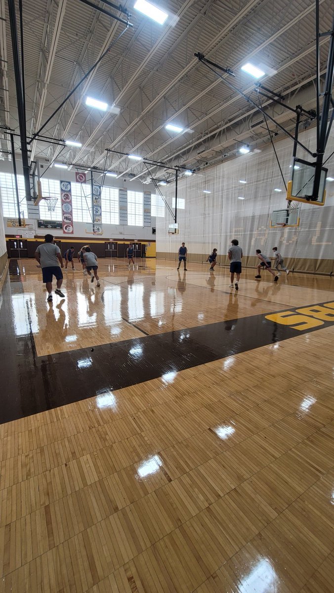 JacobsWellness's tweet photo. Moved eclipse ball inside and Junior/seniors are playing football
Lots of fun on this Monday morning https://t.co/xouNpepPYR