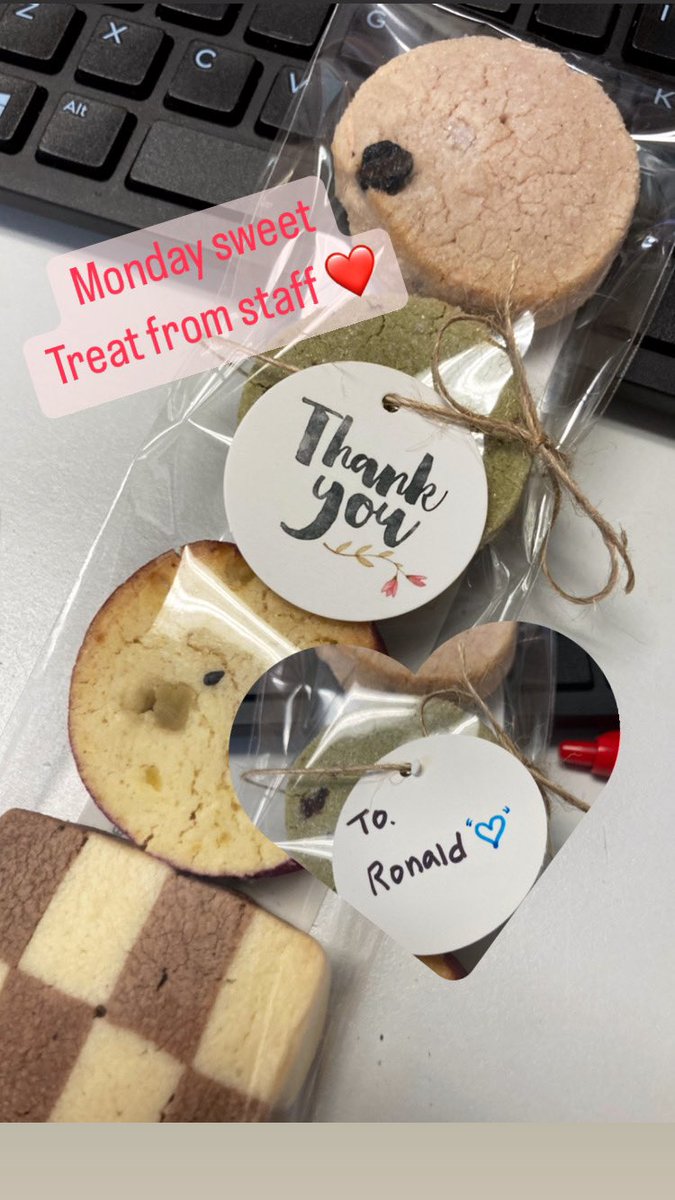 ronsjvill's tweet photo. Who’s got Monday sweet treat? Marsha gives out Sweet Treat to staff, I get it back from them 😂 &amp; the cycle continues 😊#lovingissharing #lovecycle #engagedteam @mcrsinanan @MichelleDunnRN @BASmithRN @kellyanne1654 @LeaderNeuro @MSMorningside @MSMStuy6Rehab @YvonneGuariglia https://t.co/1HXKQstYRO