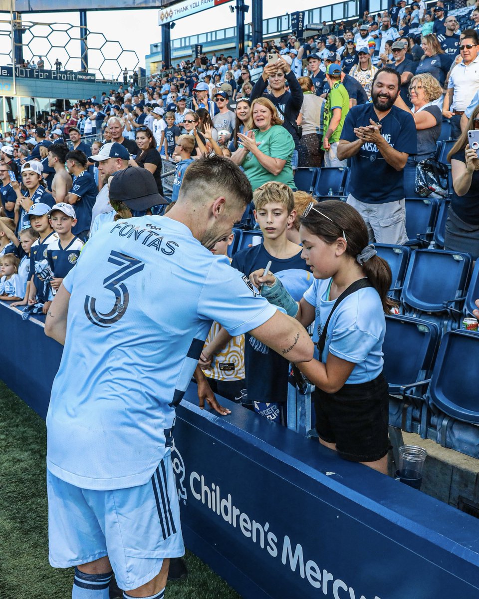 Fonti signed her cast, and then he asked her to sign his 🥹 #SportingKC