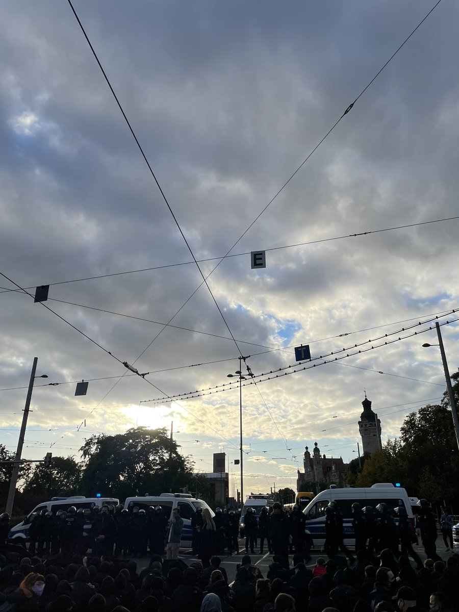 Blockade am Roßplatz. Nazidemo konnte heute nicht um den Ring laufen, musste mehrfach umdrehen und muss die Abschlusskundgebung jetzt am Leuschner- anstatt Augustusplatz machen. #le0310