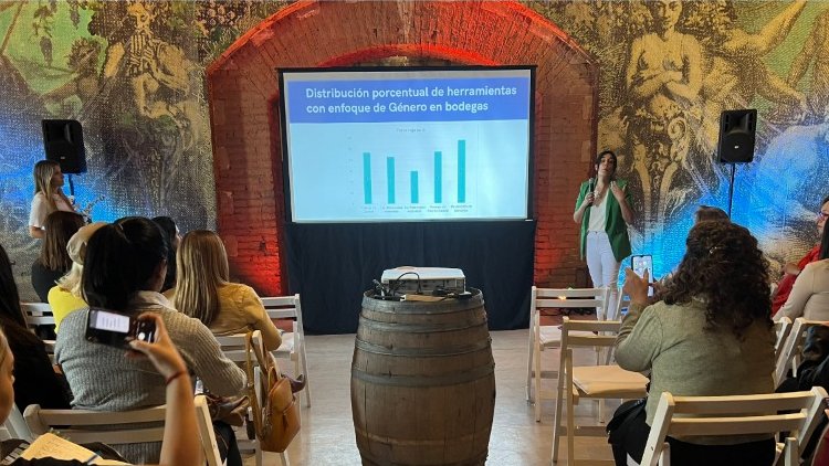 La importancia del intercambio comercial: 
- beneficios económicos, 
- conecta gente y colabora en el entendimiento de las culturas
- mejora las condiciones de trabajo y derechos humanos
- Reduce el impacto climático
- Todo eso a través de colaboración y diversidad