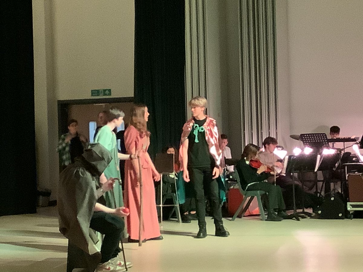 SchoolShowPHS tweet media