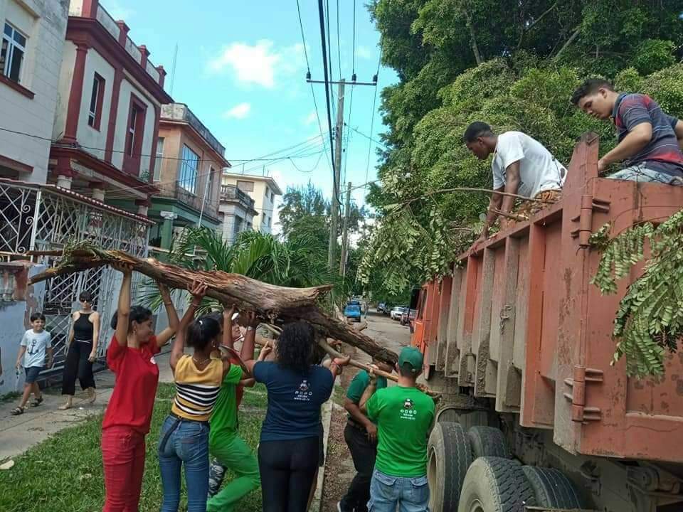 Si aquellos que se dedican a protestar y exigir, aportarán fuera mucho más rápido la recuperación y menos la molestias. Es más fácil reclamar que ayudar.
#CubaEsAmor 
#CubaViveEnSuHistoria