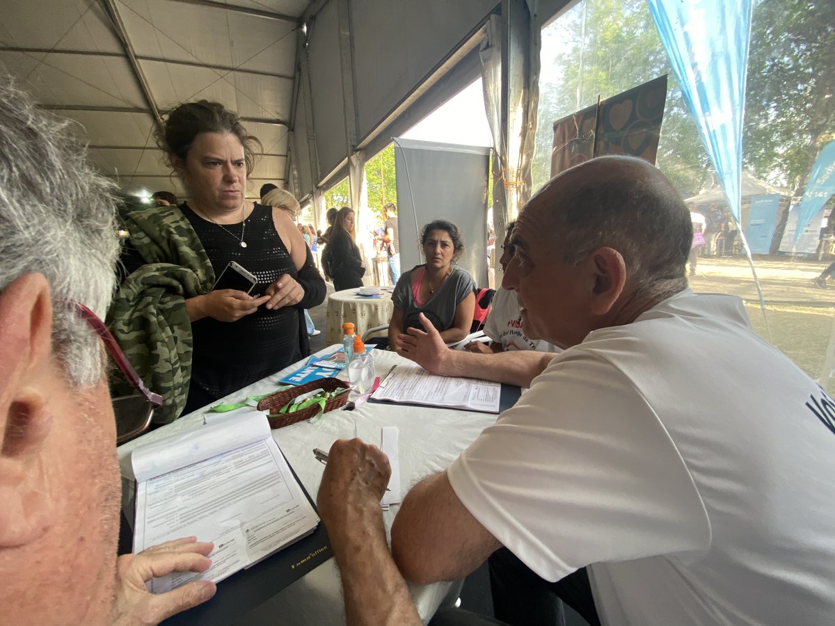 Cucaiba's tweet photo. 👉 La Asociación Amigos del Hogar de Tránsito del #Cucaiba durante la 45 #FiestaProvincialDelInmigrante promocionando la donación de órganos, tejidos y células, en su segundo fin de semana. 😀
Muchas gracias a las Entidades Extranjeras de #Berisso por invitarnos a participar.🙌 https://t.co/D9SgUZruni