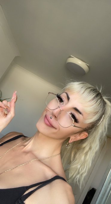 I am so stressed but I am smiling https://t.co/NP0yjPJb8d<a href="/tag/newprofilepic"class="tags"><span>#newprofilepic</span></a>