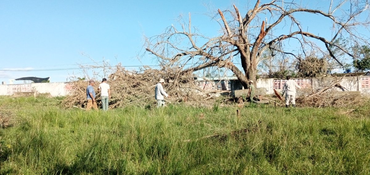 Trabajadores apoyando💪 las labores de recuperación en <a href="/Ecovida_Pinar/">ECOVIDA</a> uniendo brazos y voluntades #PinarDelRio   #Cuba <a href="/AMA_CUBA/">AMACuba</a>