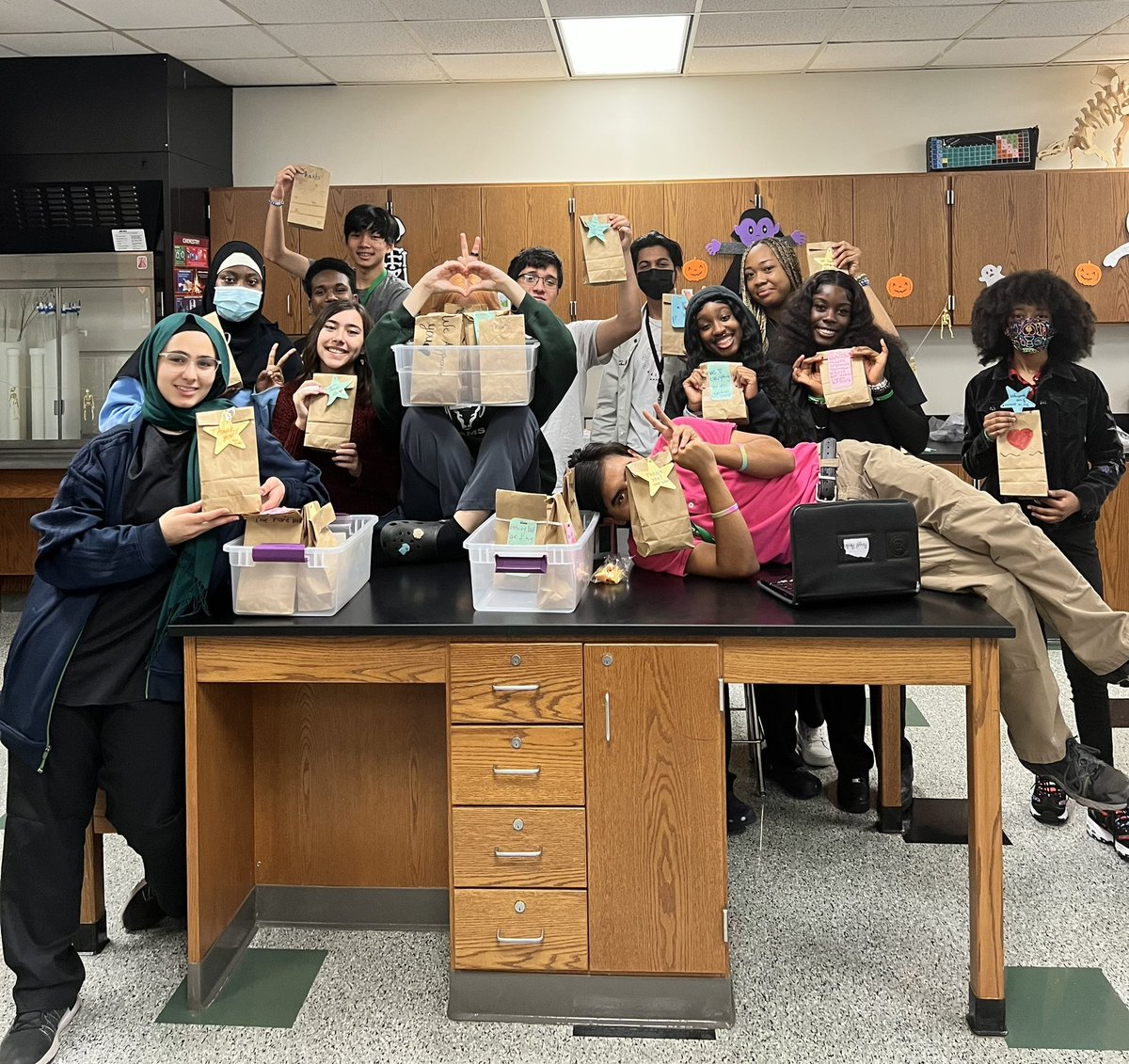 BerknerHelpers's tweet photo. BHS PALs appreciate the custodians! 🐏 💚 #CustodianAppreciationDay #risdbelieves #HERDlove #RAMily @kacage @bhsmediators @bhsstem https://t.co/U7i2iJmiIn