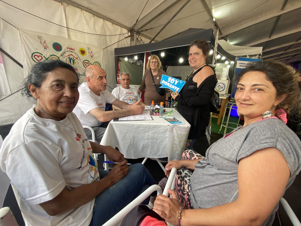 Cucaiba's tweet photo. 👉 La Asociación Amigos del Hogar de Tránsito del #Cucaiba durante la 45 #FiestaProvincialDelInmigrante promocionando la donación de órganos, tejidos y células, en su segundo fin de semana. 😀
Muchas gracias a las Entidades Extranjeras de #Berisso por invitarnos a participar.🙌 https://t.co/D9SgUZruni