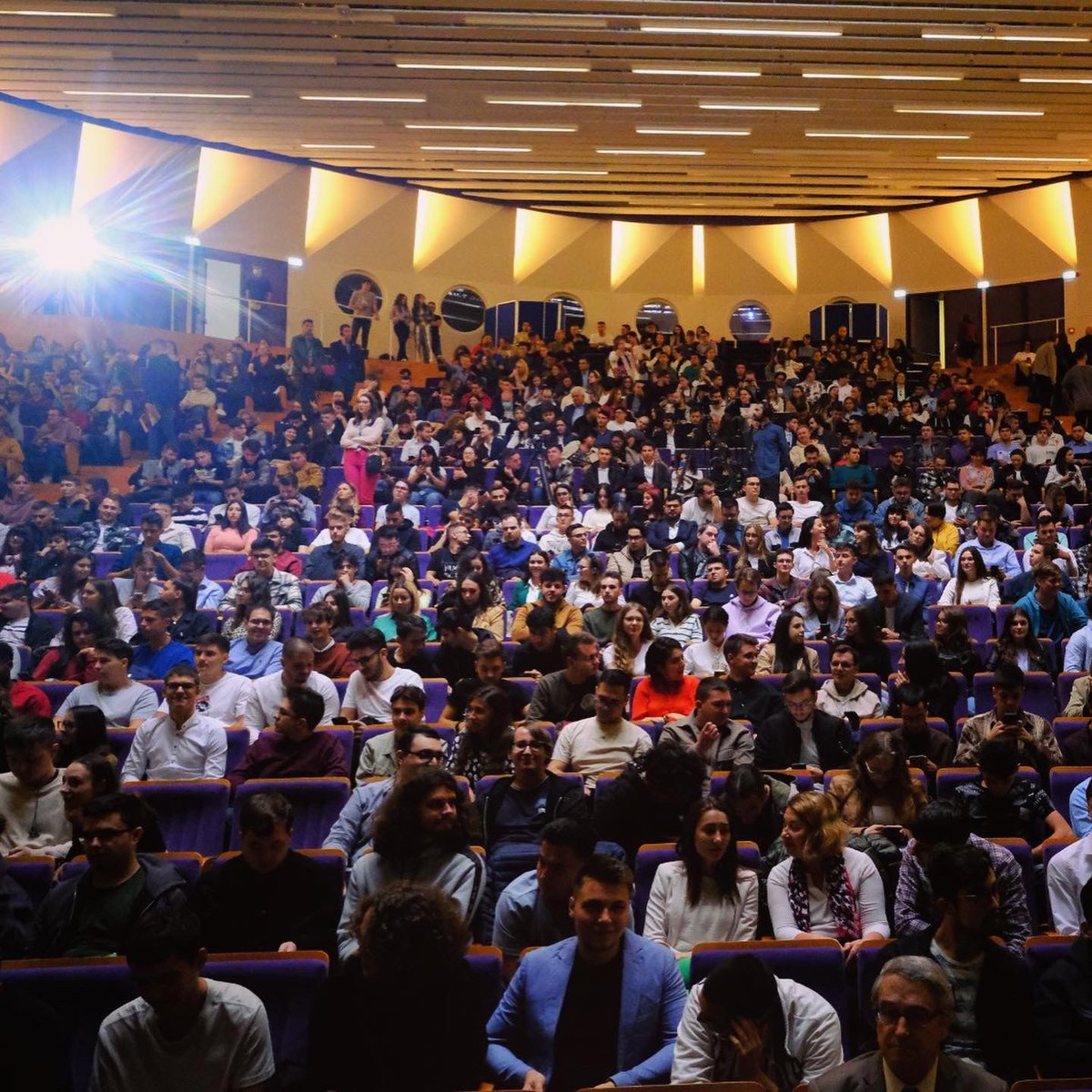 upb1818's tweet photo. #UPB a primit cu brațele deschise noua generație de studenți și viitori ingineri ai României!
#UPBOficial #UPBNews #ViitoriIngineri #StudentUPB #viitorul_e_aici https://t.co/BEGoiX1DSp