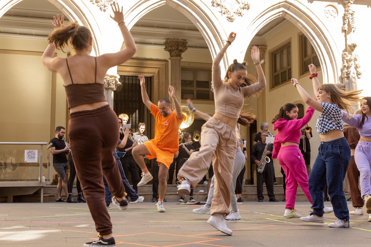 Festival_TNT's tweet photo. Que EL MOVIMENT de Terrassa visqui per sempre 🫶🏽❗️Gràcies #Montdedutor per crear aquesta coreografia única amb l’ànima de la ciutat.
Gràcies també als diferents col·lectius de joves, a la Banda de Terrassa i a tota la gent que va voler sumar-se a ballar.
Una festa! 🎊 https://t.co/1mSHyMqynM