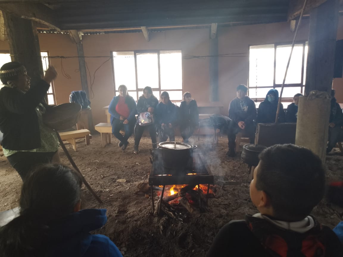 CONADI_Gob's tweet photo. 📍En #Coyhaique #AltoBaguales Pu pichikeche (niños) de la Escuela Ricardo Navarrete Barría, junto a su educadora, Angélica Llaipen Mariman, en la Ruka José Alvarado de la Asociación Antü Ka Pire Mapu Mew #AniversarioLeyIndígena #5octubre #PlanBuenVivir #ChileApoya https://t.co/9i7YXTYYwY