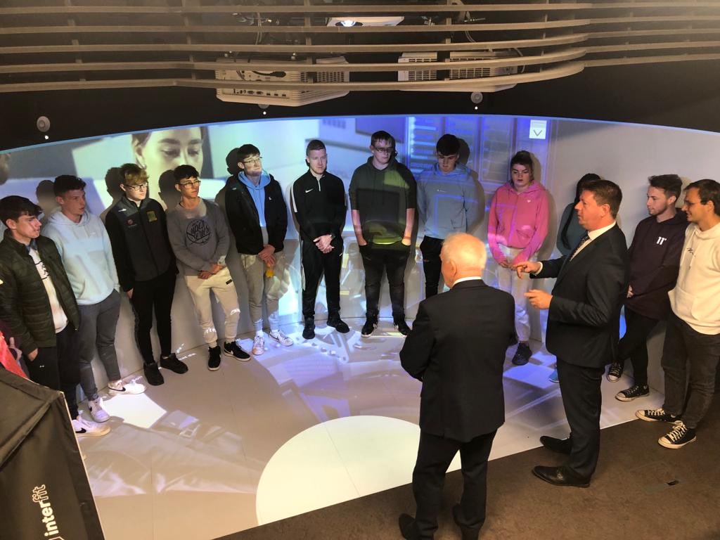 jw_tra's tweet photo. Fantastic that @SimonHarrisTD dropped in to meet some students 🇺🇦 on our new B.Eng (Hons) in Mech and Manu Eng #VR/AR #WorkbaseLearning the programme is supported under the @hea_irl HCI @REEdIDept @MTU_ie @imar_ie @Confirm_Centre 👋👋 https://t.co/0MOurInDXF