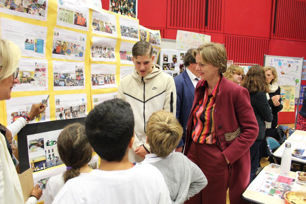 CharlineAvenel's tweet photo. 🌍🌳💧 Élèves et enseignants engagés dans une démarche globale de #DeveloppementDurable se sont réunis au lycée Richelieu de @villederueil. 600 établissements @acversailles ont un label #E3D et la dynamique s’accélère !
➡️ L’éducation aux enjeux environnementaux est une priorité. https://t.co/7v0rjCTskO