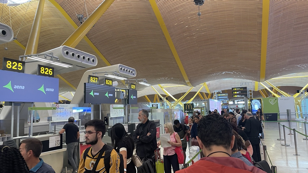 eduardo_sfdc's tweet photo. Tres llamadas después al contact center y mucho tiempo perdido (el que no sobra) para sacar una tarjeta de embarque MAD-LHR me tengo que venir al aeropuerto. Muy mal @Iberia muy mal https://t.co/OJv3L4tit5