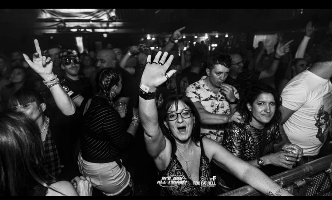 WanderlustJoolz's tweet photo. Haha! Love these! Was invited to an All day rave with @Manfa_Iles and these pics appeared over the weekend. Love it! Last time we raved was Ibiza! #Guestlist #freedrinks #goodmemories #longtermfriendship #dancelikenooneswatching #tonymademedoit #tonydevit https://t.co/vak9uFtg4J