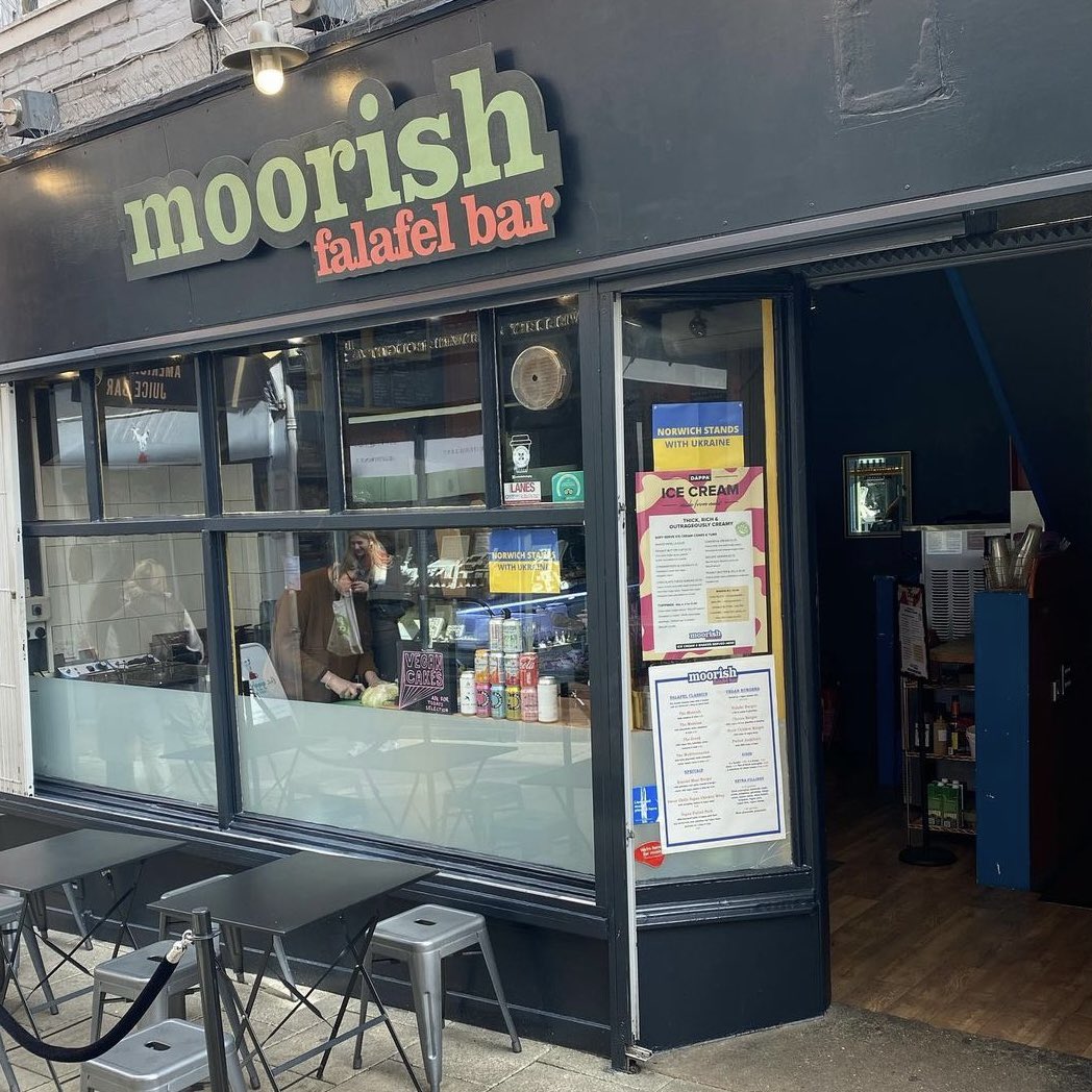 The doors are open on this beautiful Monday morning! We are here until 5.30pm, serving delicious vegan dishes and treats > moorishfalafel.com/norwich-lanes-… #Norwich