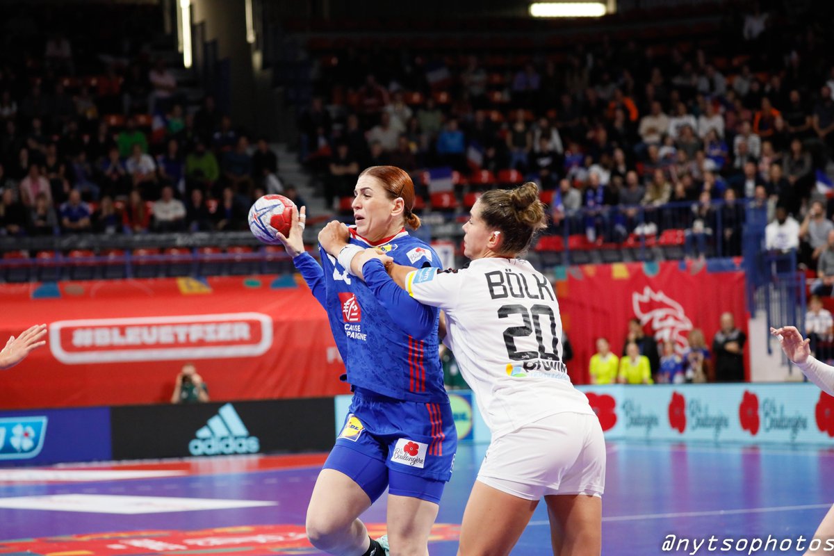 HandDayfr's tweet photo. 🇫🇷 Retour sur la seconde opposition des Bleues face à l'Allemagne, cette fois du côté de Nancy

#handball #EDFF #bleuetfier #Allemagne #amical @FRAHandball @ffhandball @LFH_Officiel @Data7M @EHFEURO 

https://t.co/aN0CuCjQWa https://t.co/4R5lJLdHUm